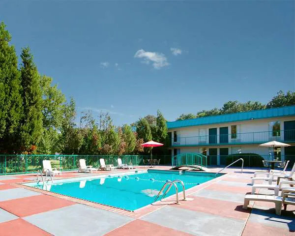 Rodeway Inn & Suites 4