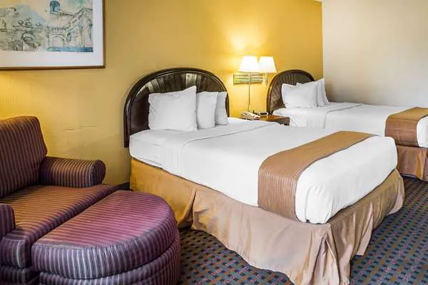 Rodeway Inn & Suites 4