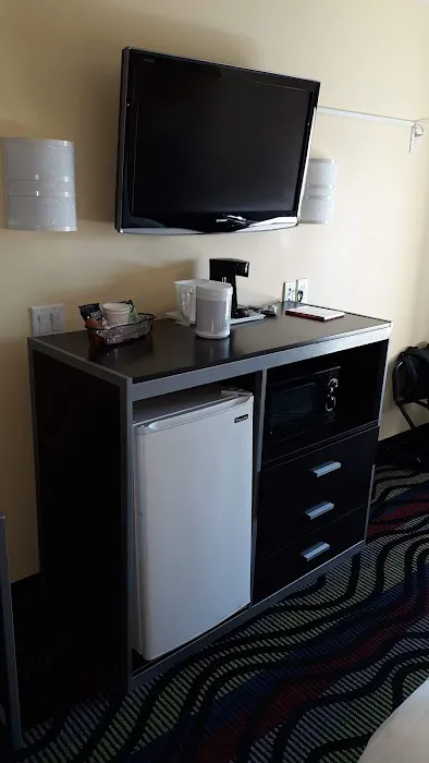 Days Inn & Suites by Wyndham Augusta Near Fort Eisenhower 4