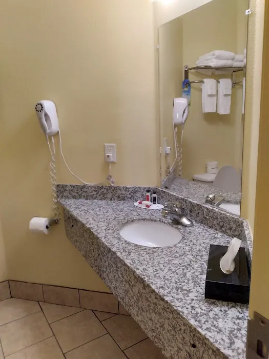 Days Inn & Suites by Wyndham Augusta Near Fort Eisenhower 4