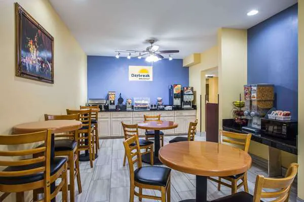 Days Inn & Suites by Wyndham Augusta Near Fort Eisenhower 4