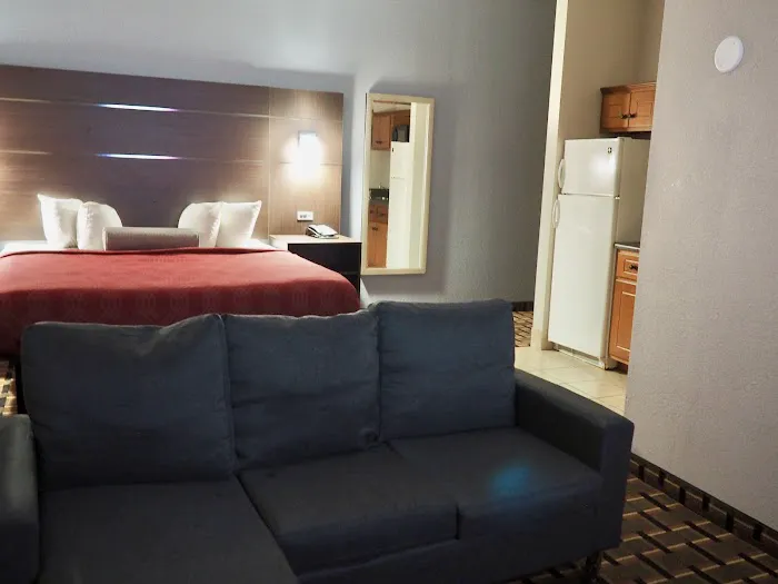Econo Lodge 4