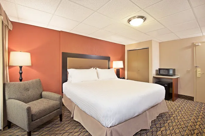 Holiday Inn Express Griffith Hall 5
