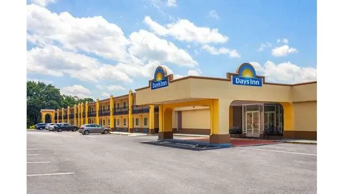 Days Inn by Wyndham Shelby 4