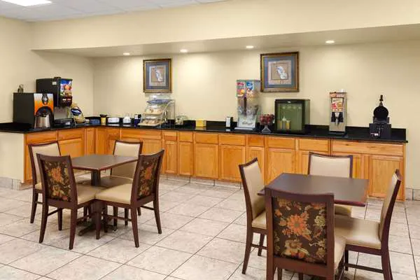Days Inn by Wyndham Shelby 4