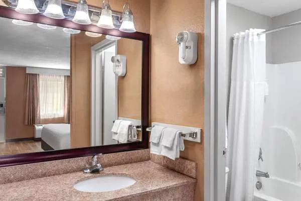 Days Inn by Wyndham Shelby 4