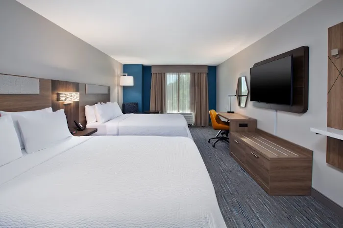 Holiday Inn Express & Suites I-26 & US 29 at Westgate Mall by IHG 4