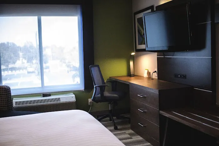 Holiday Inn Express & Suites Columbia-I-26 @ Harbison Blvd by IHG 4