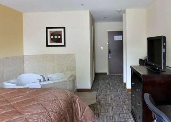 Quality Inn & Suites Greenville near downtown 5