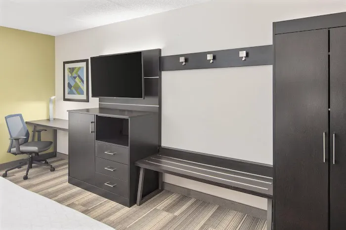 Holiday Inn Express & Suites Greenville-I-85 & Woodruff Rd by IHG 4