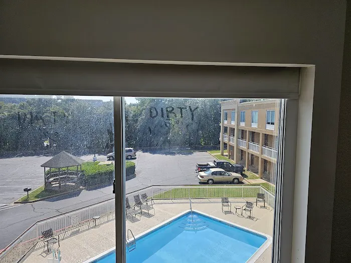 Days Inn by Wyndham Greenville 4