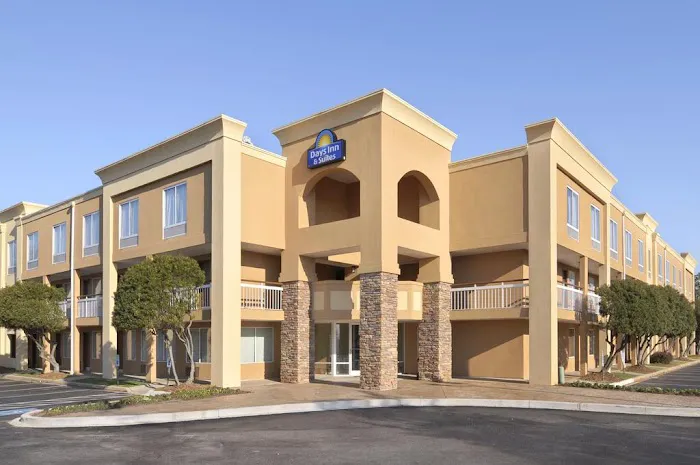 Days Inn by Wyndham Greenville 4