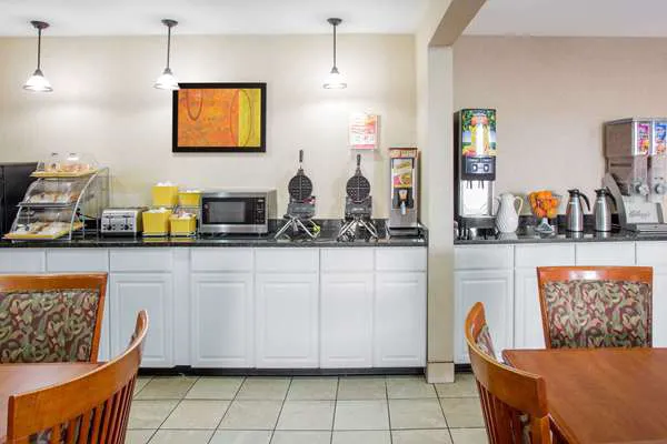 Days Inn by Wyndham Greenville 4