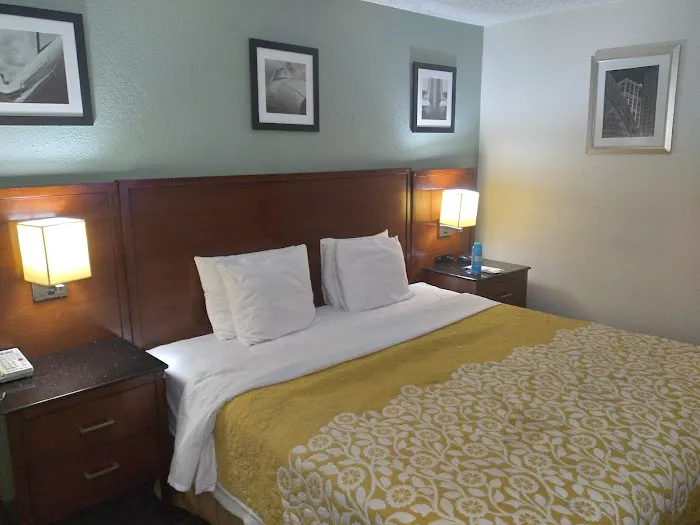 Days Inn by Wyndham Greenville 4