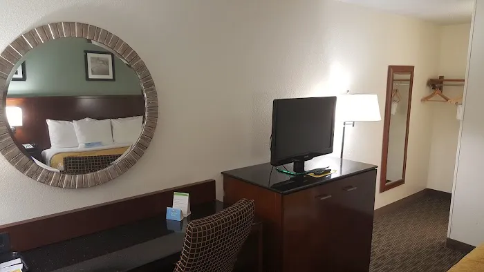 Days Inn by Wyndham Greenville 4