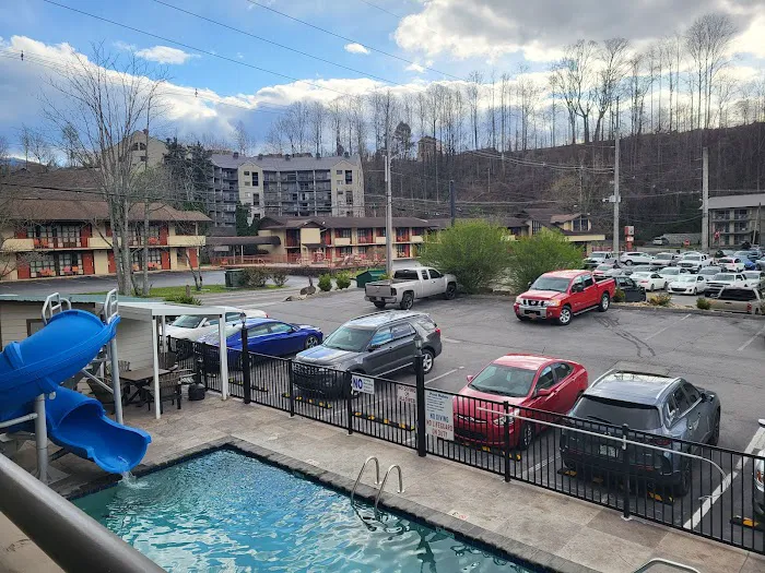 Howard Johnson by Wyndham Downtown Gatlinburg 4