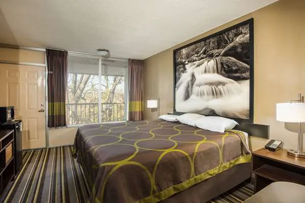 Super 8 by Wyndham Sevierville Riverside 4