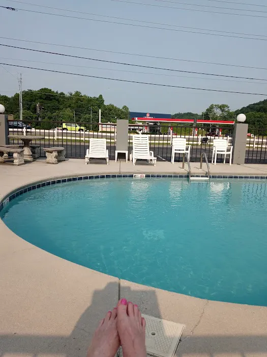Super 8 by Wyndham Sevierville Riverside 4