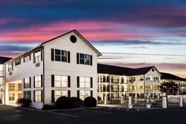 Super 8 by Wyndham Sevierville Riverside 4