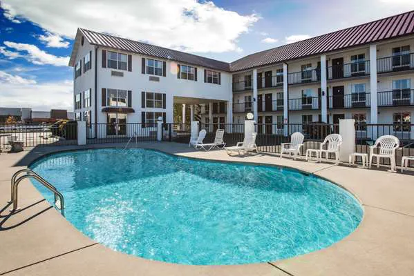 Super 8 by Wyndham Sevierville Riverside 4
