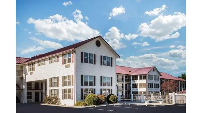 Super 8 by Wyndham Sevierville Riverside 4