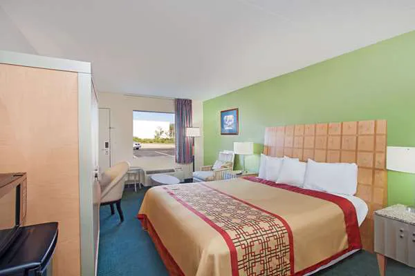 Days Inn by Wyndham Greeneville 4