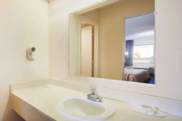 Days Inn by Wyndham Greeneville 4