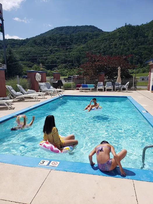 Mountain Inn & Suites I-26 Exit 40 4