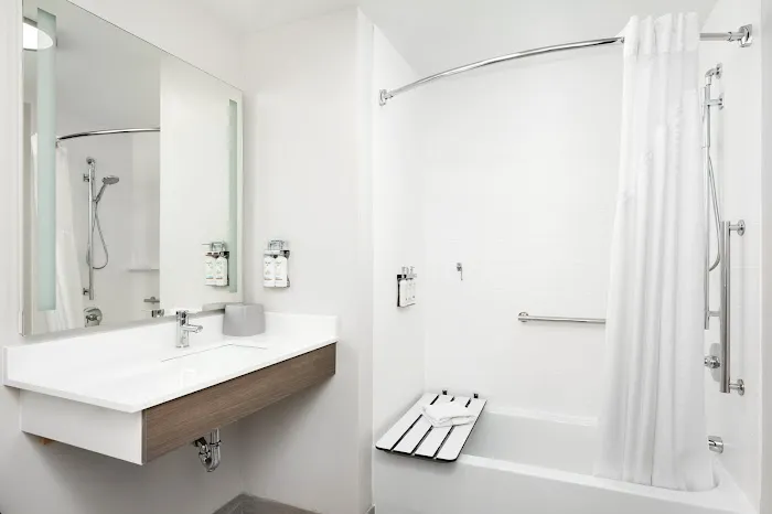 Holiday Inn Express & Suites Newport South by IHG 4