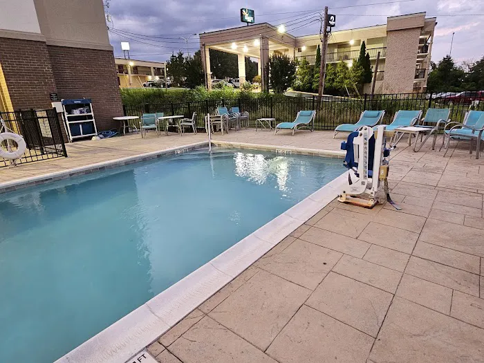 Hampton Inn Newport 4