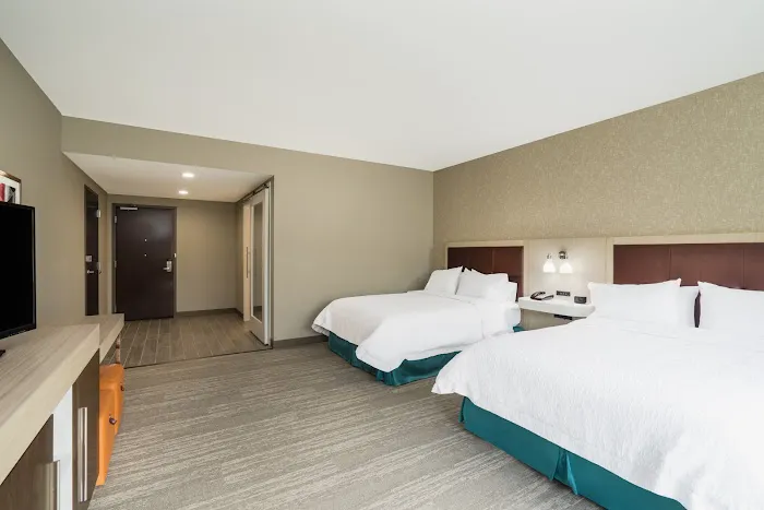 Hampton Inn Newport 4