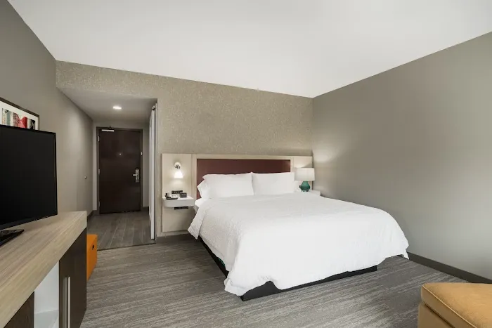 Hampton Inn Newport 4