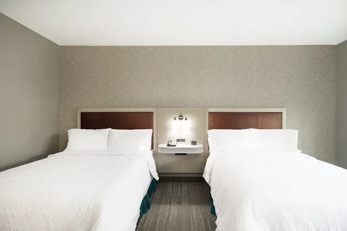 Hampton Inn Newport 4