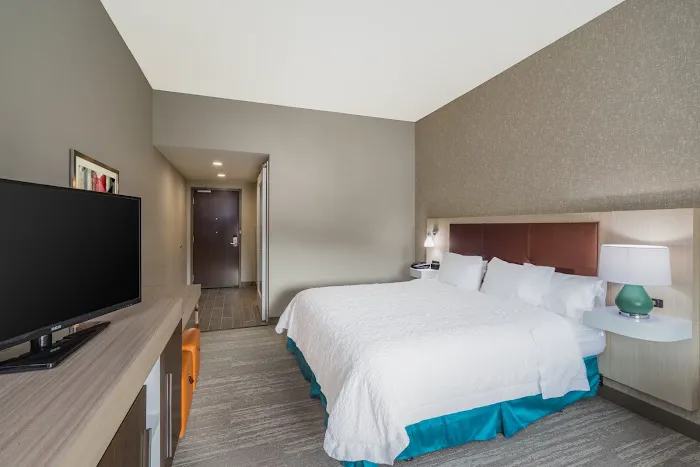 Hampton Inn Newport 4