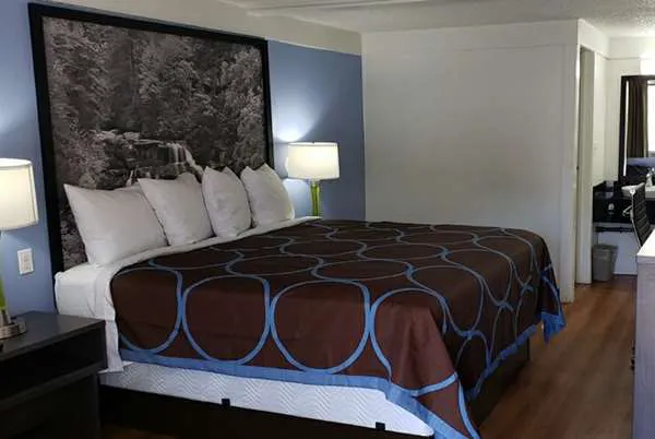 Super 8 by Wyndham Asheville/Biltmore 4