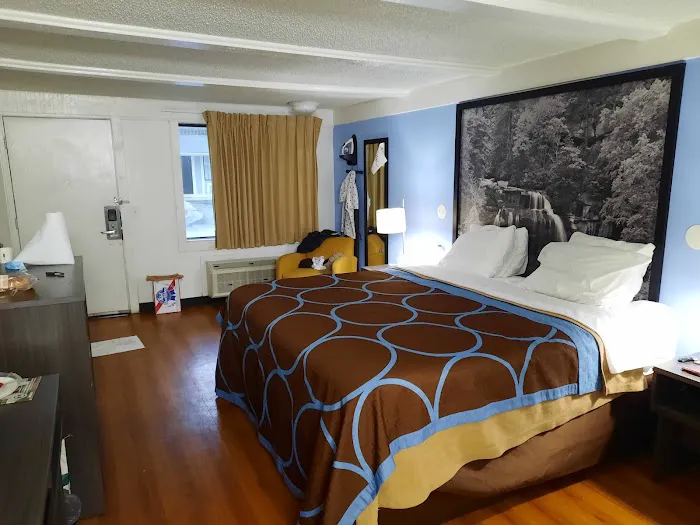 Super 8 by Wyndham Asheville/Biltmore 4