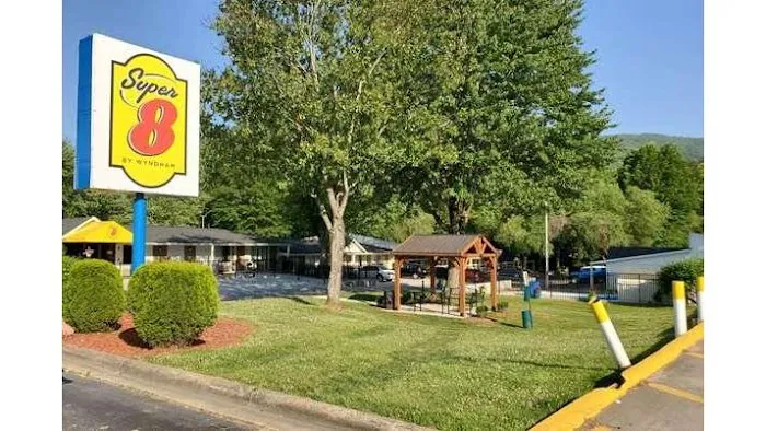 Super 8 by Wyndham Asheville/Biltmore 4