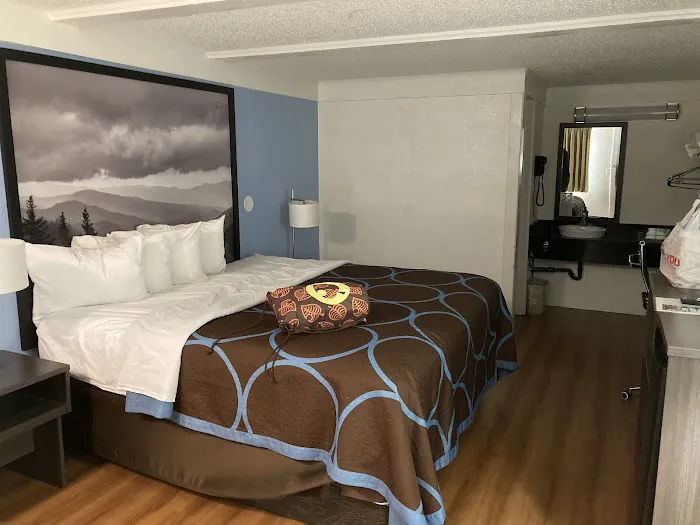 Super 8 by Wyndham Asheville/Biltmore 4