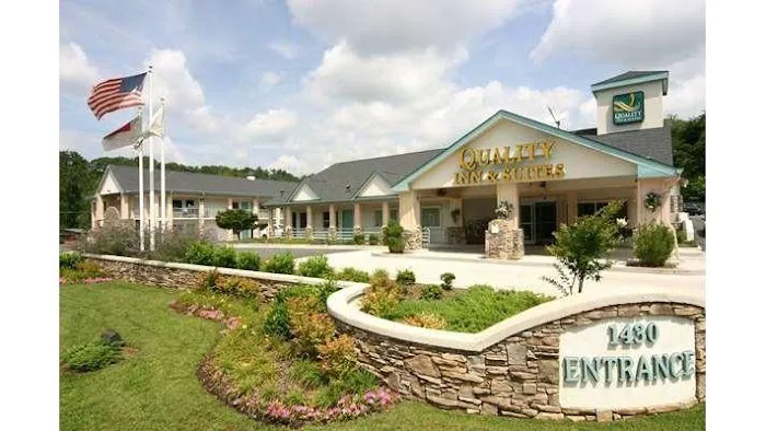 Quality Inn & Suites Biltmore East 4