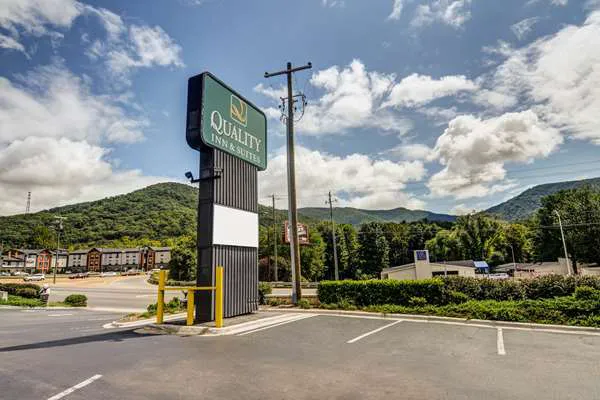 Quality Inn & Suites Biltmore East 4
