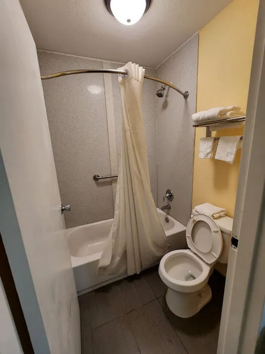 Days Inn by Wyndham Madison 4