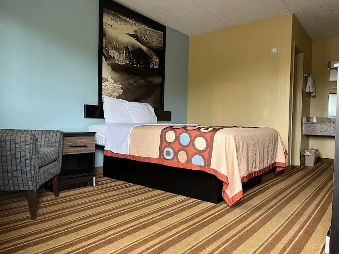 Super 8 by Wyndham Shelby 4