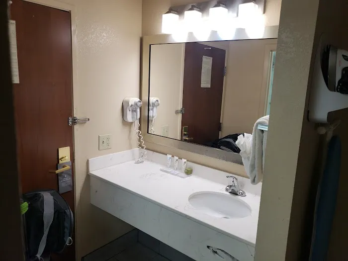 Country Inn & Suites by Radisson, Shelby, NC 4