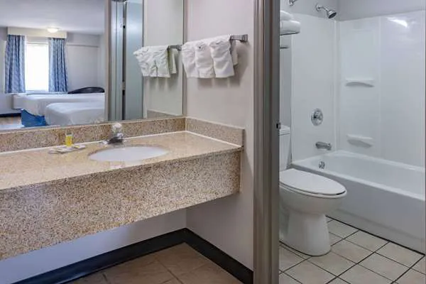 Days Inn by Wyndham Spartanburg Waccamaw 4