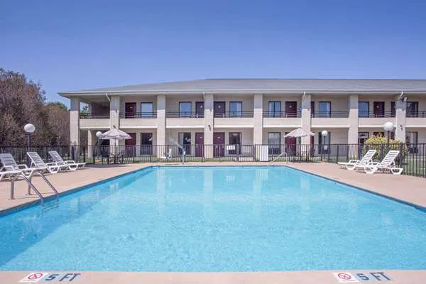 Days Inn by Wyndham Spartanburg Waccamaw 4
