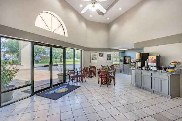 Days Inn by Wyndham Spartanburg Waccamaw 4