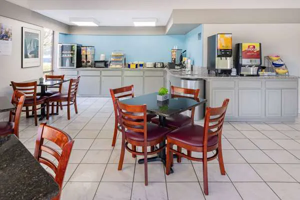 Days Inn by Wyndham Spartanburg Waccamaw 4