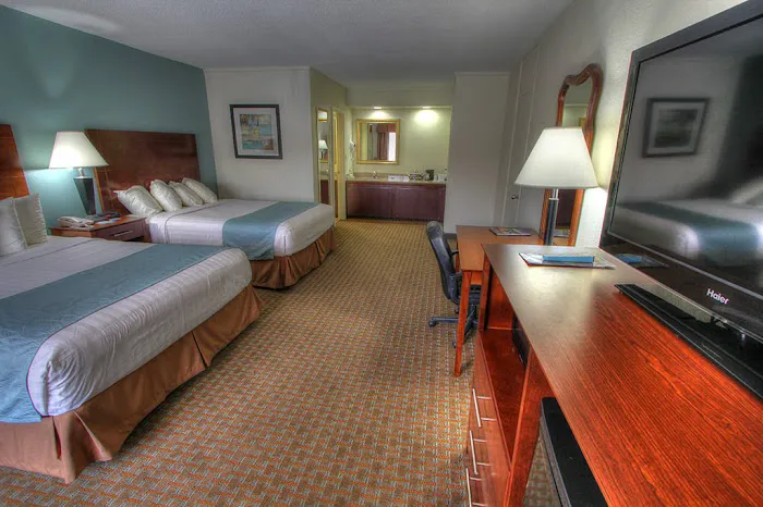 Crossroads Inn & Suites 4