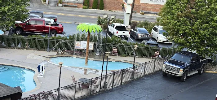 Crossroads Inn & Suites 4