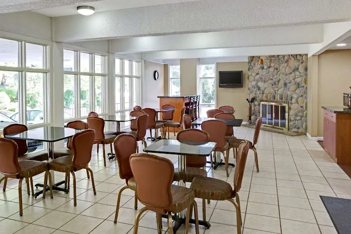 Days Inn by Wyndham Gatlinburg On The River 4